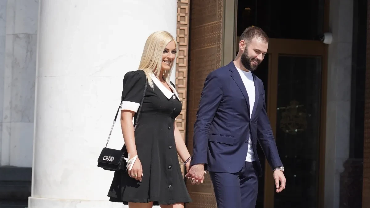 PRIČALO SE DA JE SMUVALA OŽENJENOG I RAZVELA GA, A SADA SVE PRIZNALA Pevačica iskrena: "Zaljubljena sam" 