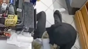 FILMSKA PLJAČKA U MOSTARU Lopov izvadio PUŠKU, a onda je usledio ŠOK - reakcija radnice zapalila mreže!