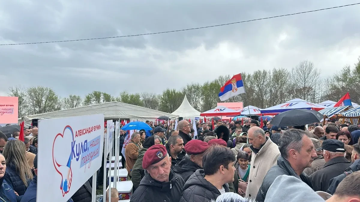 VUČIĆ SA GRAĐANIMA U KRUŠČIĆU Građani se masovno okupljaju, predsednik Srbije obilazi opštinu Kula (VIDEO)