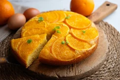 RECEPT ZA NAJBOLJI PREVRNUTI KOLAČ Sočan i preukusan, malo je jedna mera