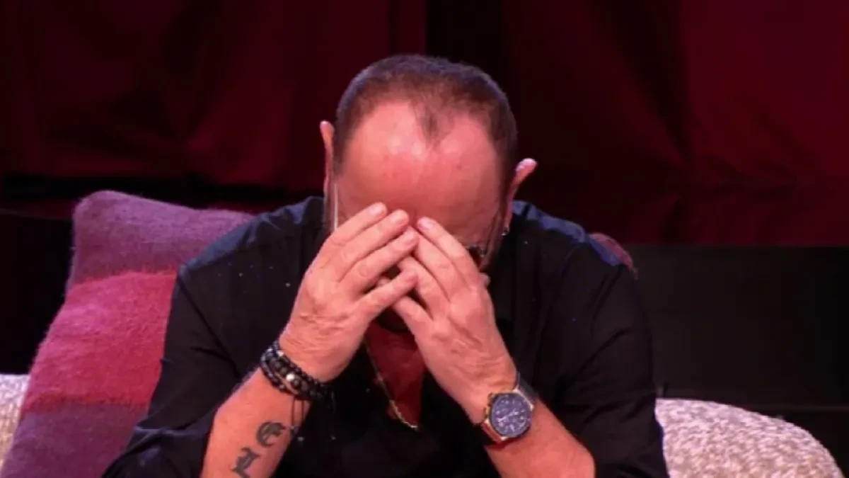 NAŠ PEVAČ (73) DOBIJAO NOVAC ZA INTIMNE USLUGE Godinama ćutao, a onda sve priznao: "Za noć mi je dala 7.000 evra, sa njom je bilo pola pevača"