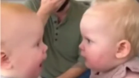 HIT NA INTERNETU! Dve bebe u žestokoj raspravi – kad mu je ona odgovorila, usledio je totalni slom (VIDEO)