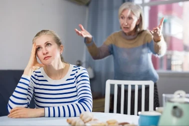 Postoji li zlobnija žena od nje? Svekrva mi pomagala da sredim stan i uradila nešto užasno!