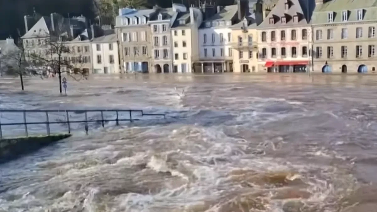 ZIMA SE VRAĆA NA VELIKA VRATA: Grad urniše komšiluk, pahulje i jaka kiša razaraju sve pred sobom (VIDEO)