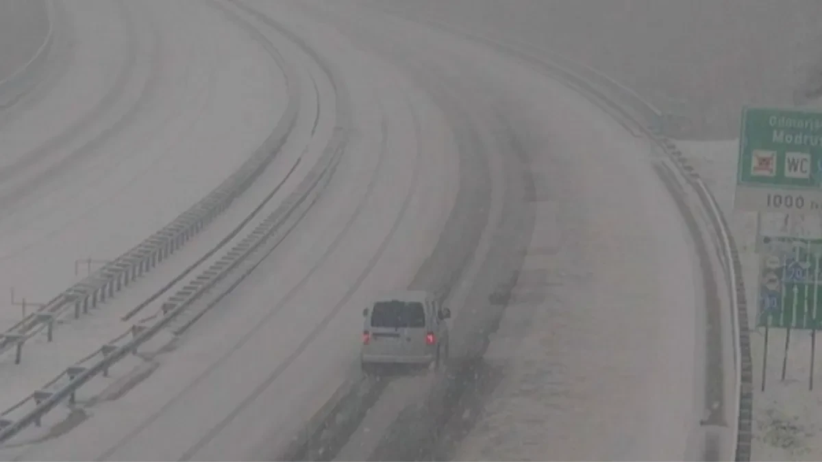 HRVATI ŠOKIRANI, SKROZ SU ZAVEJANI! I auto-put im je zatrpan - STIGLO UPOZORENJE