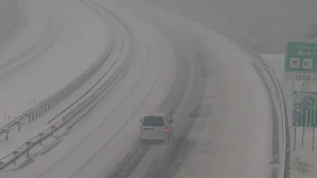 SNEŽNI HAOS U HRVATSKOJ! Autobus se zabio u stenu!