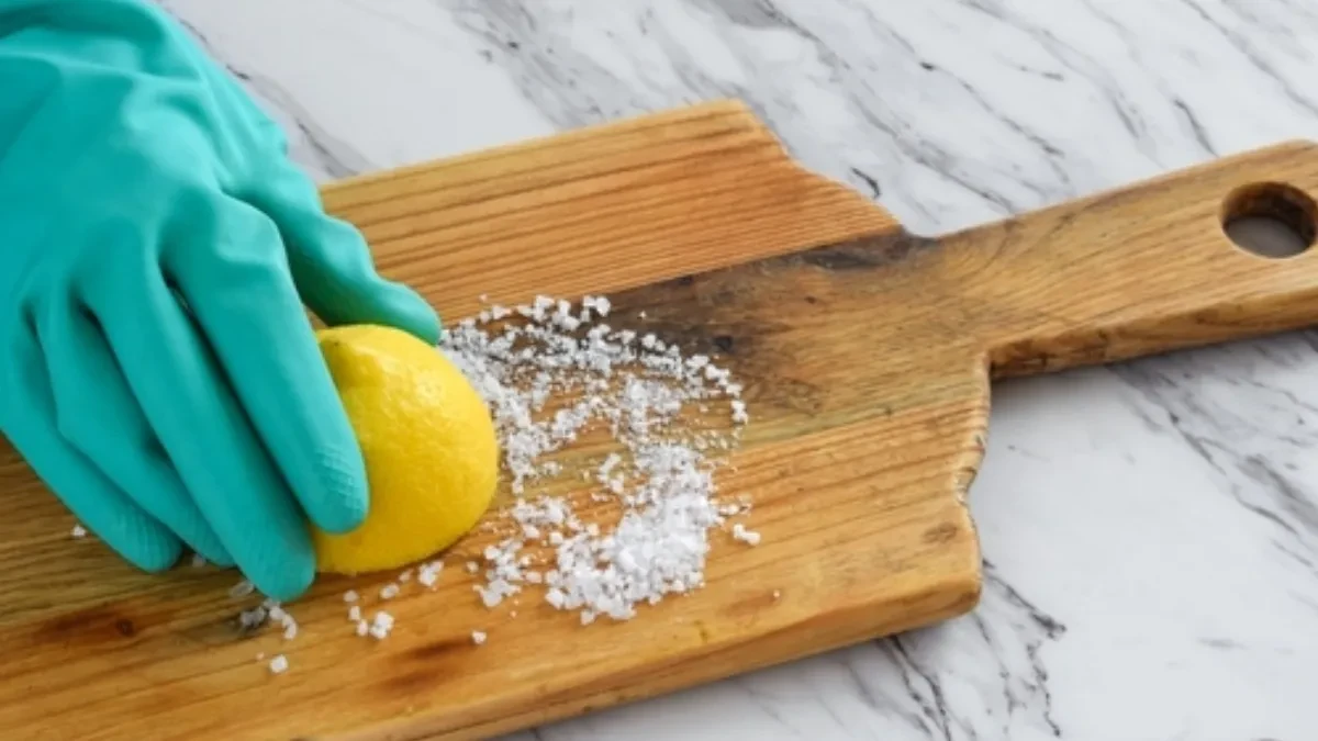 STAVITE LIMUN I SO NA KUHINJSKU POVRŠINU Preko noći rešava problem koji muči mnoge