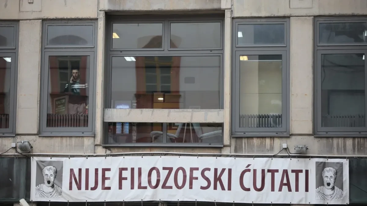 BLOKADERI SA FILOZOFSKOG NE PROGOVARAJU Stradala im je koleginica, a ćute već 18 sati!