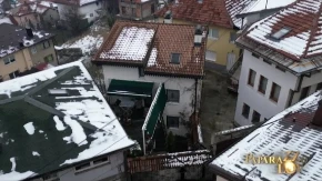 IMA MILIONE, A ŽIVI U SKROMNOJ KUĆI! Niko ne veruje da je ovo dom jednog od najpoznatijih pevača sa naših prostora!