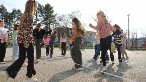 Telefoni na off - igramo se žmurke, lastiša i klikera