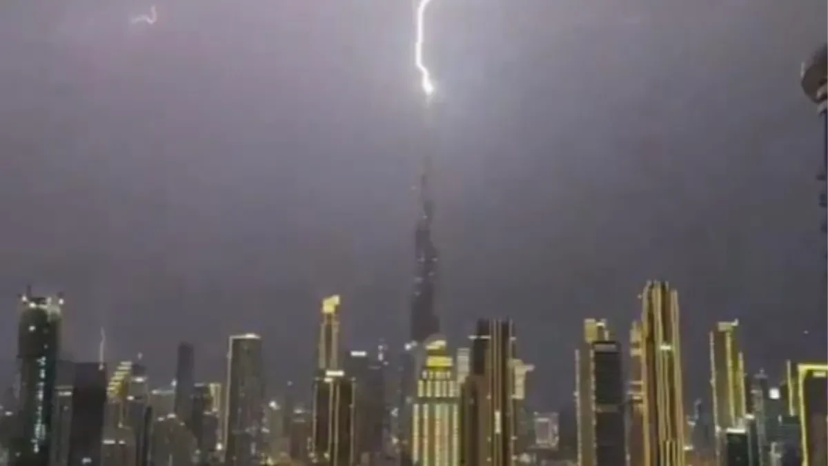 ZLOSLUTNI PRIZORI IZ DUBAIJA! Grom pogodio Burdž Kalifu, nebo „puca“, a istovremeno se dešava još nešto jezivo