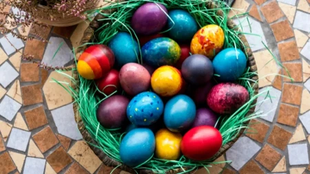 Boja se prima u sekundi, a jaja nisu bleda: Pre farbanja samo uradite ovo i dobijate bajkovitu uskršnju korpu 