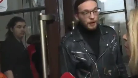 NAKON TRAGEDIJE BLOKADERI DRSKO BRANE DA SE POSTAVE PITANJA REKTORU ĐOKIĆU Deru se na novinarku, obezbeđenje se krije iza plenumaša - sramota! (VIDEO)