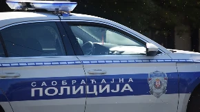 ŽESTOK SUDAR U NOVOM SADU Od siline udarca jedno vozilo završilo na pešačkom prelazu (VIDEO)