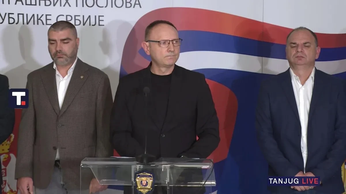 ŠOK IZVEŠTAJ POLICIJE: Kutije sa pirotehnikom ispod prozora, fakultet pretvoren u opasnu zonu!