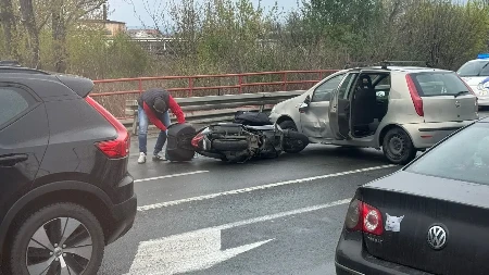 STRAVIČAN UDES U BEOGRADU Sudarili se motocikl i automobil (FOTO)