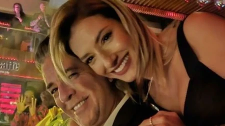 JOVANA JOKSIMOVIĆ MAMI UZDAHE Voditeljka pokazala noge u satenskom miniću! 