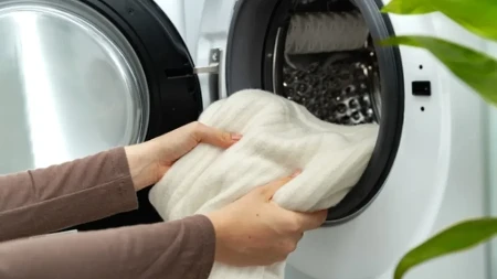 Posiveli veš će se zabeleti već posle prvog pranja: Samo stavite ovo u toplu vodu, fleke skida kao rukom