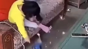 JEZIV TRENUTAK Telefon EKSPLODIRAO u rukama devojčice – scena koja ledi krv u žilama! (VIDEO)