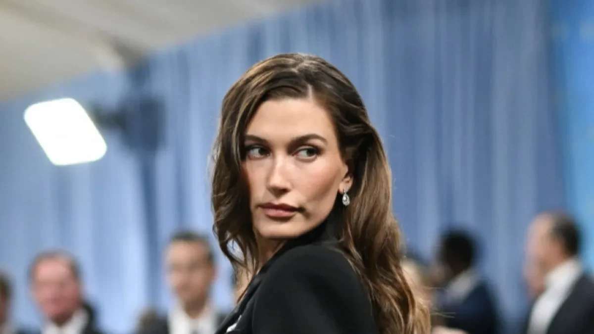 JEDNOBOJNO I FENOMENALNO Sa ovim autfitom nema greške, dominantna nijansa pristaje apsolutno svima