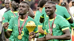 KAKVA SCENA Senegalci ne daju trofej, ali bukvalno