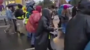 OVO SU BLOKADERI KOJI MALTRETIRAJU GRAĐANE! Izazivaju incidente na biračkom mestu, spremni na sve! (VIDEO)