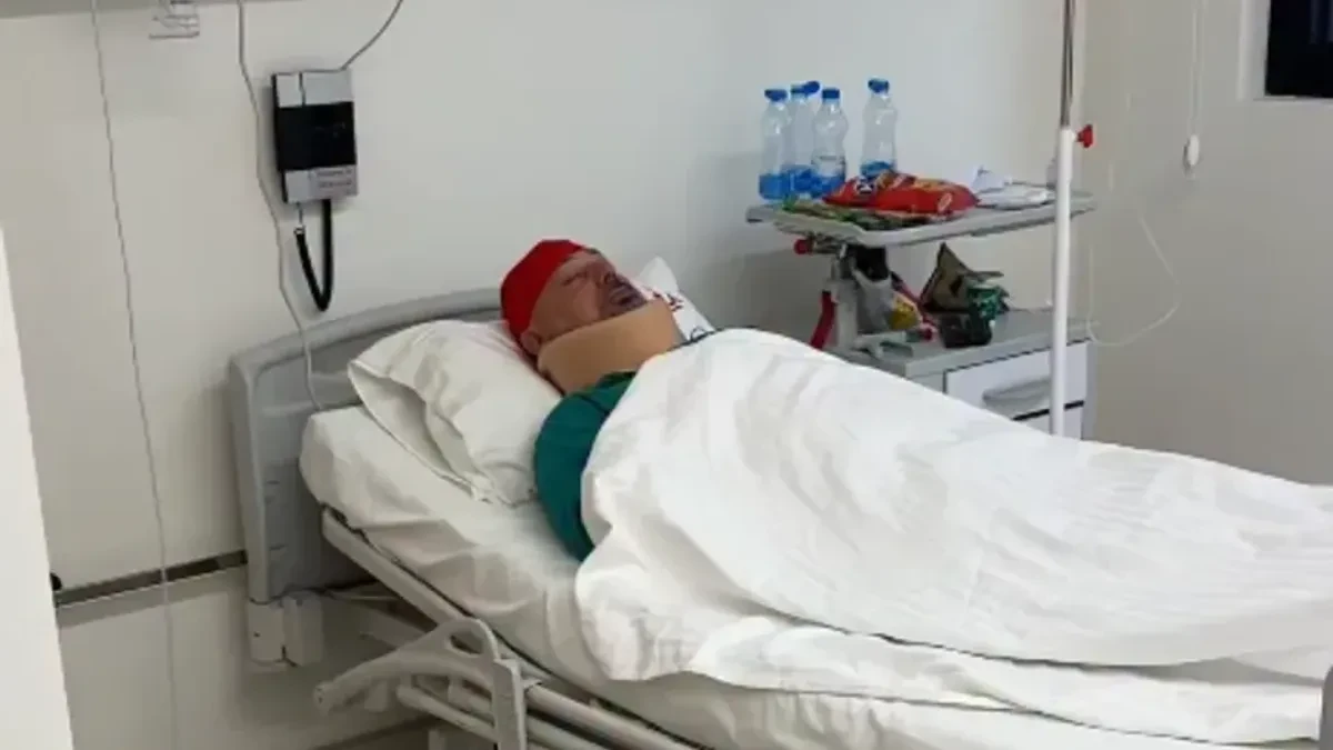 PRVE FOTOGRAFIJE BRANKA BABIĆA NAKON TEŠKOG UDESA Leži u bolničkom krevetu, oko vrata kragna (FOTO)