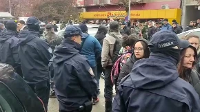 BLOKADERI NASRĆU NA GRAĐANE U KULI! Stigle jake policijske snage! (VIDEO)