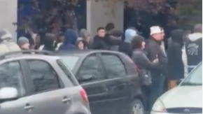 FAŠISTI, HOĆE GRAĐANSKI RAT! Blokaderska banda nastavlja sa nasiljem, došli ispred odbora SNS u Kuli (VIDEO)