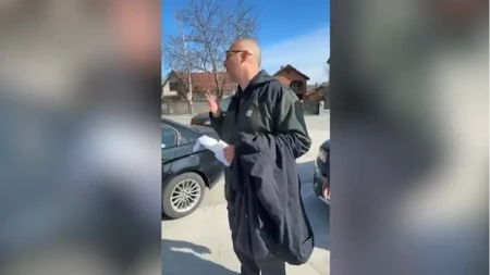 BEZ STIDA UDARAJU NA LJUDE! Blokader oteo čoveku papir, pogledajte vi ovo ponašanje (VIDEO)