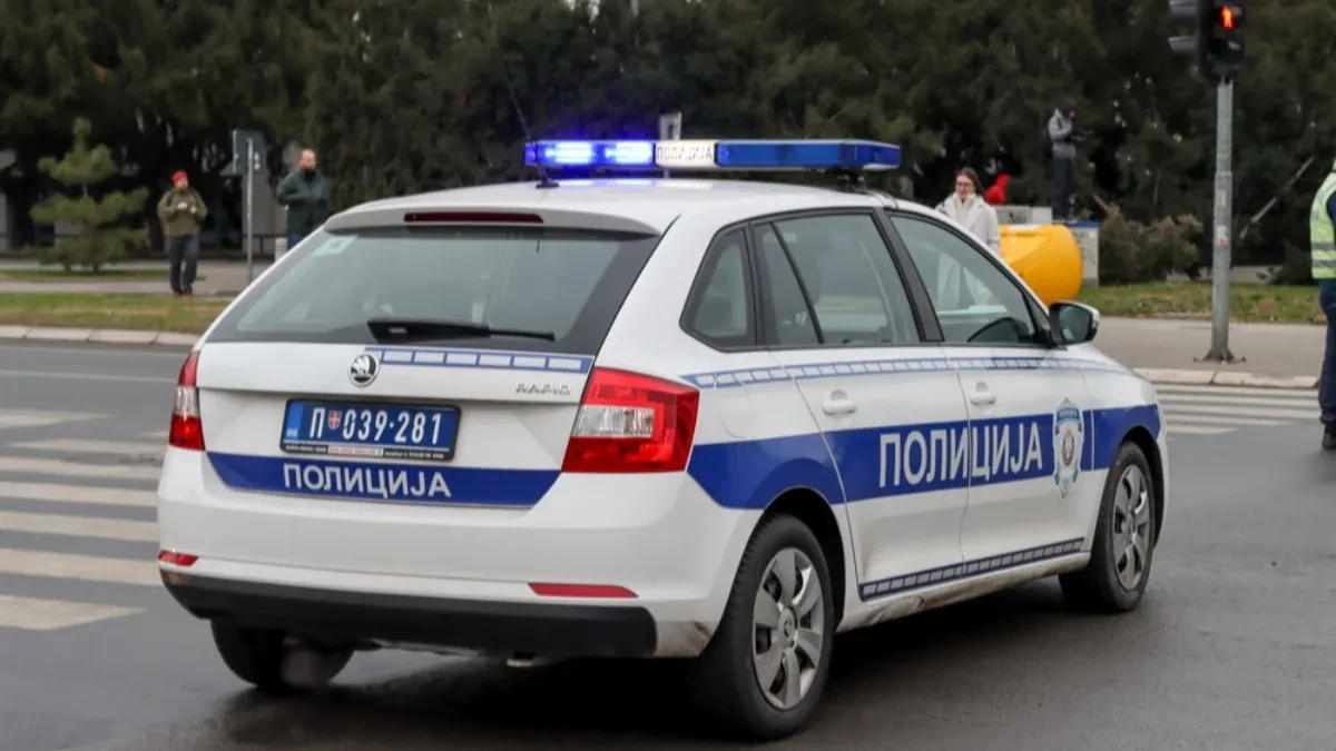 BLOKADER ČUČAO PORED AUTA I ISPUMPAVAO GUME: Policija reagovala, uhapšen muškarac (29) u Aranđelovcu