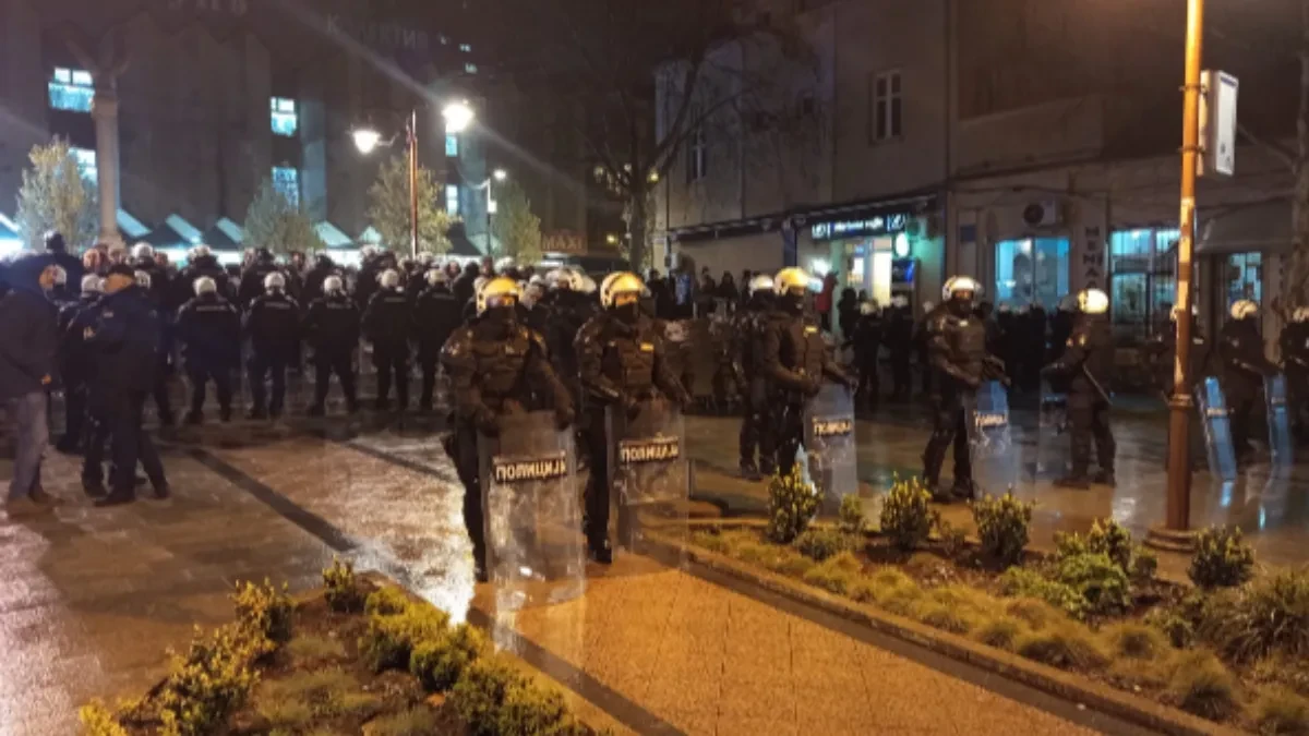 ZATVORENA BIRAČKA MESTA, BLOKADERI SPREMNI NA NOVI HAOS Napeto, policija već potiskuje agresivne blokadere