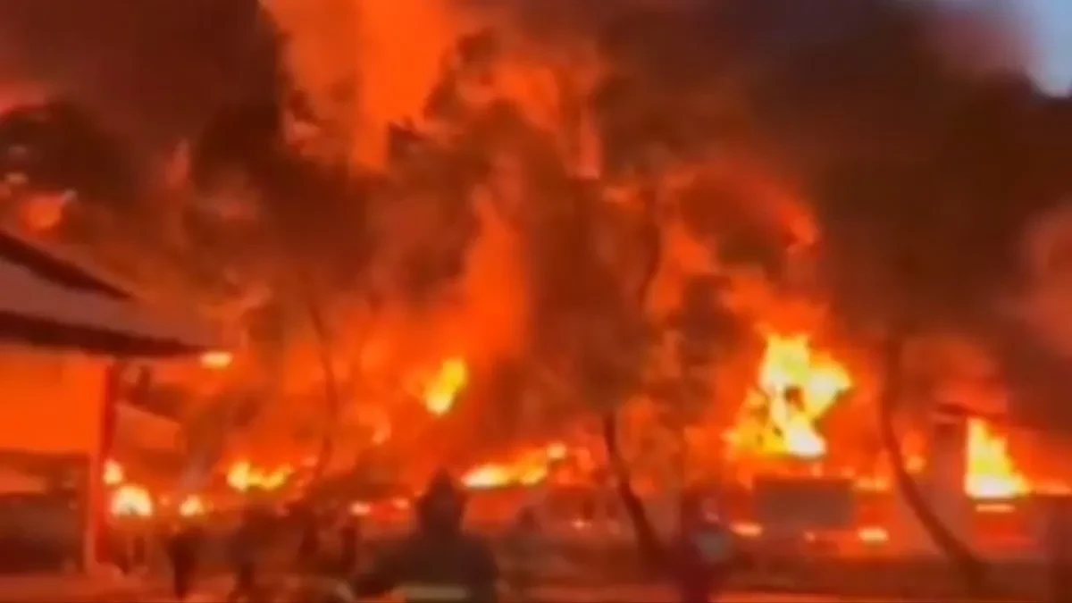 BESNI STRAVIČAN POŽAR U FABRICI PLASTIKE Plamen guta sve pred sobom - gusti oblaci dima se vide kilometrima daleko (VIDEO)