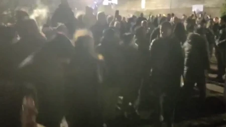 TRAŽE DA SE UVEDU SANKCIJE SRBIJI Blokaderi čitav izborni dan biju i maltretiraju ljude, a sad bi želeli i da slome kičmu državi