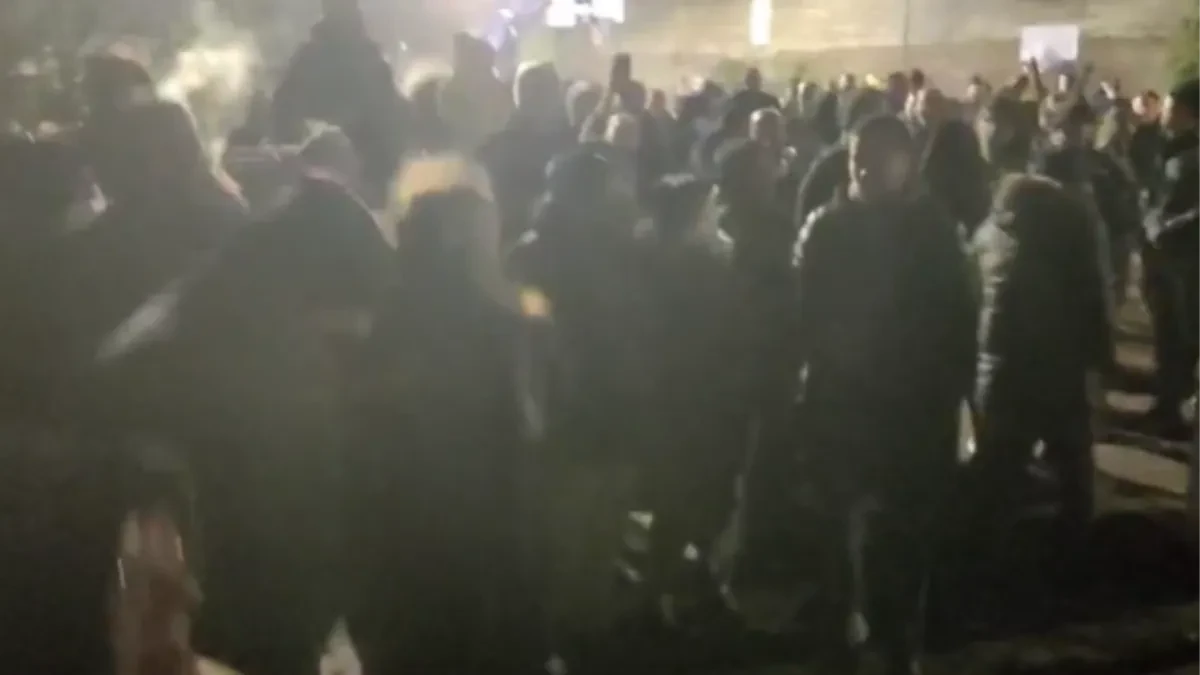 TRAŽE DA SE UVEDU SANKCIJE SRBIJI Blokaderi čitav izborni dan biju i maltretiraju ljude, a sad bi želeli i da slome kičmu državi