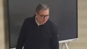 "BIĆE NEIZVESNA I TEŠKA BORBA" Vučić se kratko obratio okupljenima u sedištu SNS