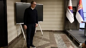 "BIĆE NEIZVESNA I TEŠKA BORBA" Vučić se kratko obratio okupljenima u sedištu SNS