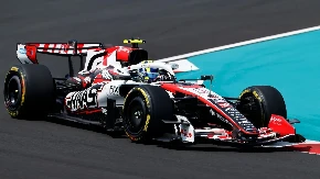 JEZIV UDES NA TRCI FORMULE 1 Vozač iz bolida izašao sa vidnom povredom (VIDEO)