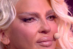 JELENA KARLEUŠA SLOMLJENA OD BOLA Ovaj dan posebno rastužuje pevačicu: "7 godina..." (FOTO)