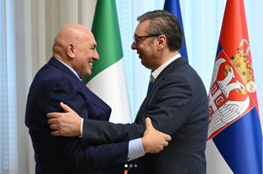 VUČIĆ SA ITALIJANSKIM MINISTROM ODBRANE: Predsednik Srbije dobio i specijalan poklon (VIDEO)