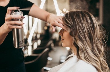 Dosadilo vam da često farbate izrastak? „Quiet silver“ je novi trend koji će vas spasiti!