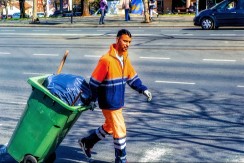 HOROR TOKOM ČIŠĆENJA ULICE Radnik gradske čistoće podigao poklopac – prizor unutar kante zaledio mu je krv! (VIDEO)