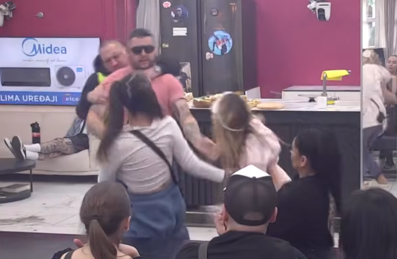 HAOS U ELITI Asmin krenuo da čupa Aneli, obezbeđenje uletelo u poslednjem trenutku! (FOTO)