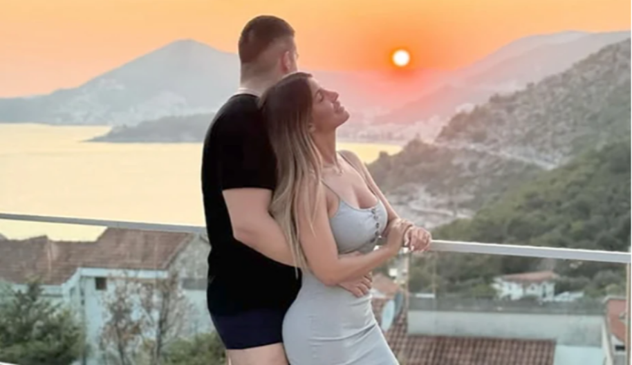 DUBOKI DEKOLTE I PROREZI NA BOKOVIMA! Jelena Radanović u kupaćem pokazala savršene obline (FOTO)