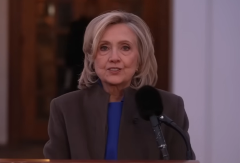 OD BESA JE LUPALA PESNICAMA O STO Hilari Klinton izgubila živce tokom svedočenja o Epstajnu