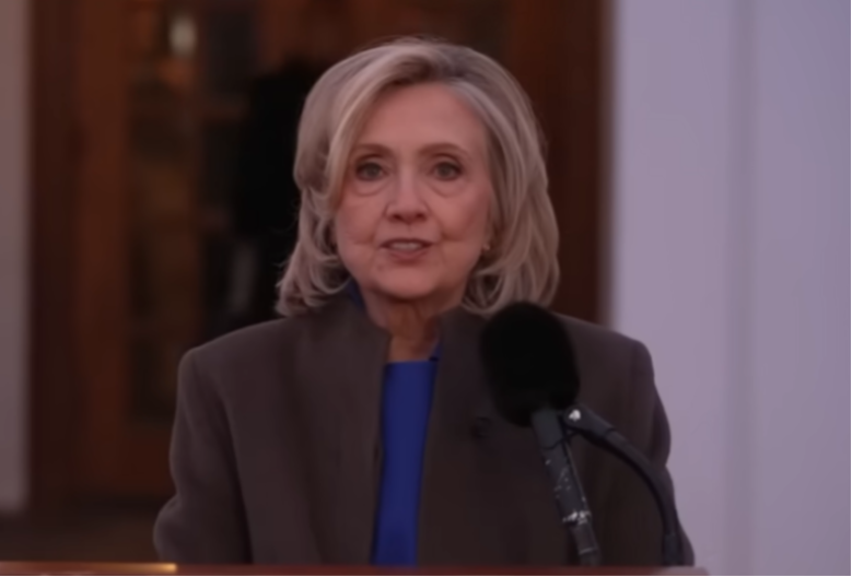 OD BESA JE LUPALA PESNICAMA O STO Hilari Klinton izgubila živce tokom svedočenja o Epstajnu