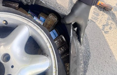 SEDAM KILOGRAMA HAŠIŠA ŠVERCOVAO U REZERVNOM TOČKU Turski državljanin uhapšen na Horgošu