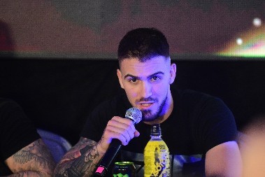 MMA BORAC "ZAPALIO" MREŽE Bojković u rukama drži novčanice, koliko ovde ima love? 