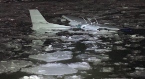 AVIO SE SRUŠIO U REKU: Putnik i pilot plivali kroz sante leda (FOTO)