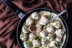 MIRISNE ĆUFTE U BEŠAMEL SOSU Klasik koji ne izlazi iz mode